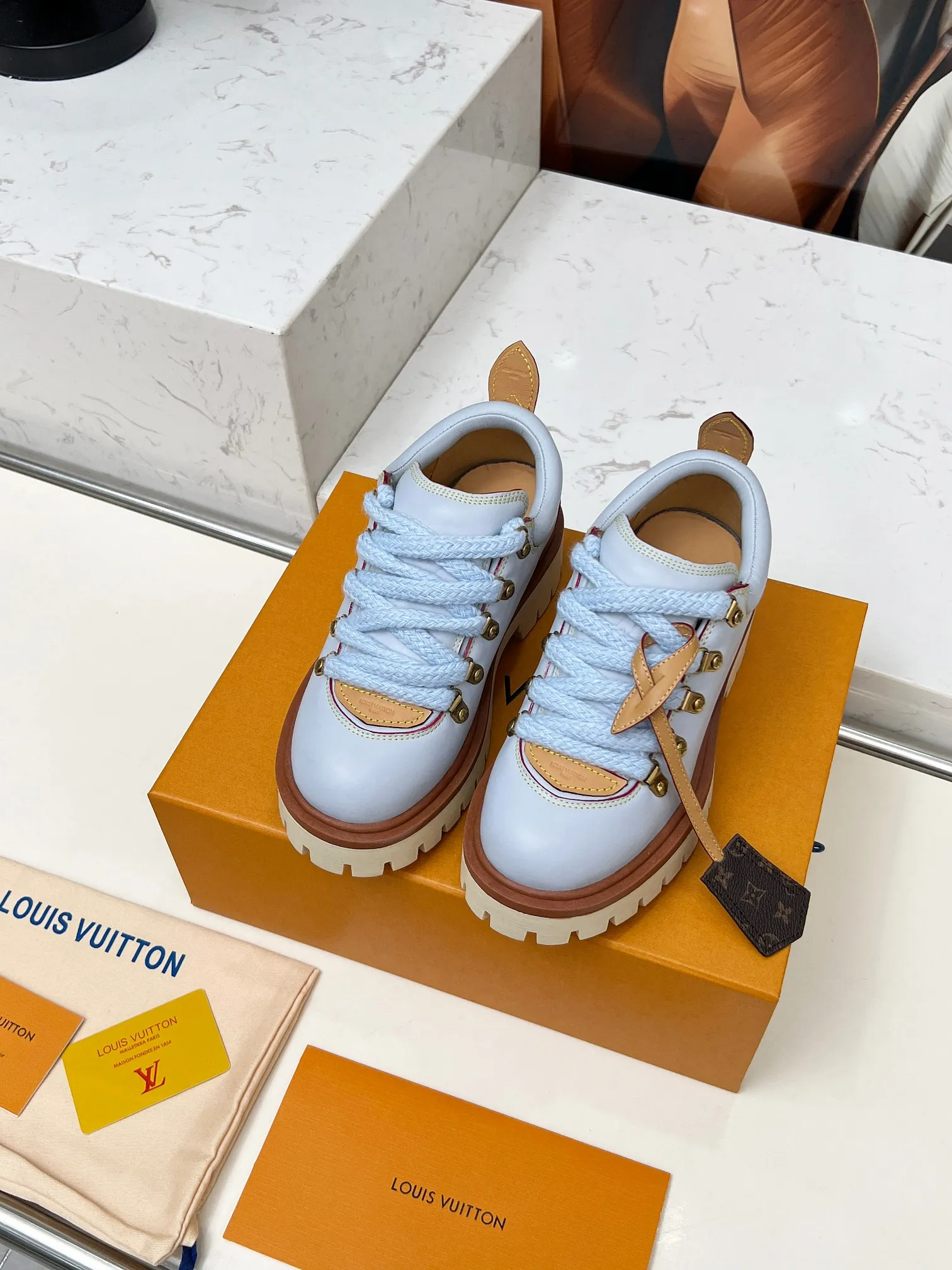p660💰"Couple Style" LV Louis Vuitton's 2025 autumn and winter new style, developed one-to-one from the original version, retro fashionable, handsome and cool mountaineering derby shoes are now available.  Material: Imported first-layer cowhide Lining: Imported lambskin Outsole: Original molded TR non-slip outsole Sole height: 3.5cm Shoe size: Same style for men and women 35-45
